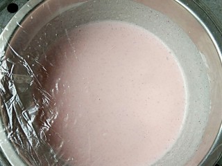 彩色冰皮月饼,加盖保鲜膜上锅隔水大火蒸30分钟。