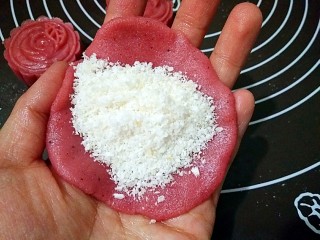 彩色冰皮月饼,将面团分割成大小合适的面剂，捏扁成面皮，填上馅料。