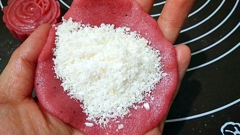彩色冰皮月饼,将面团分割成大小合适的面剂，捏扁成面皮，填上馅料。