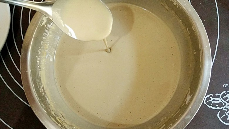 彩色冰皮月饼,用同样的各种粉的比例和方法调抹茶冰皮的粉糊和其他口味颜色的粉糊，制作步骤同红曲粉冰皮，在这不累述了。