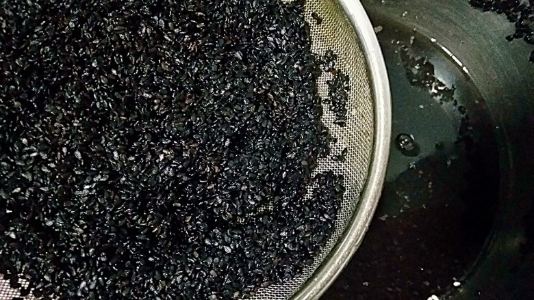 彩色冰皮月饼,做黑芝麻馅：先将黑芝麻过水洗去浮尘，沥水捞出。