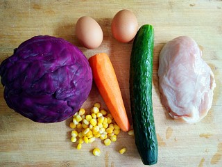 彩虹沙拉――增肌减脂两不误的健身餐,准备食材。甜玉米粒是熟的。