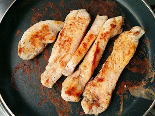 彩虹沙拉――增肌减脂两不误的健身餐,煎至鸡胸肉表面微微焦黄，肉香四溢。