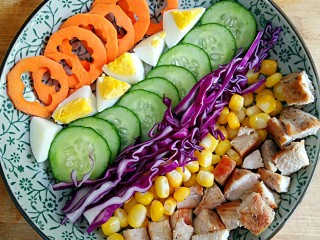 彩虹沙拉――增肌减脂两不误的健身餐,将所有准备好的食材按照自己喜欢的样子摆好第一层。