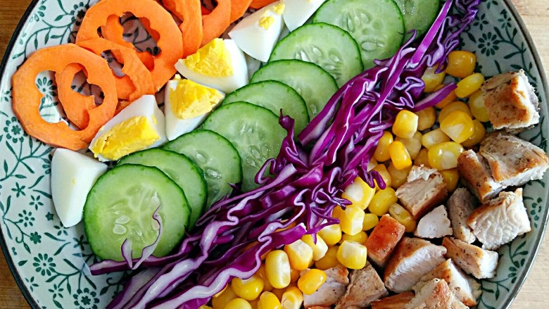 彩虹沙拉――增肌减脂两不误的健身餐,将所有准备好的食材按照自己喜欢的样子摆好第一层。