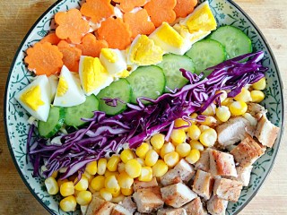 彩虹沙拉――增肌减脂两不误的健身餐,再摆上一层食材。