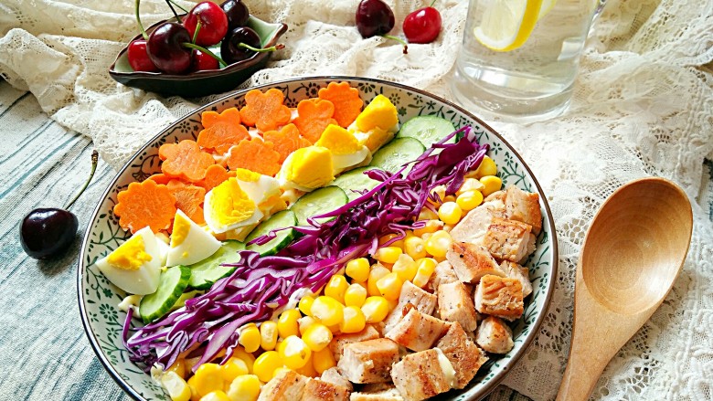 彩虹沙拉――增肌减脂两不误的健身餐,再泡杯柠檬苏打水，来份餐后水果，不仅色彩缤粉，令人有食欲，而且还健康又低热量~两全其美哦~