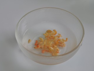 电饭煲萝卜焖饭,海米浸泡10分钟后洗干净杂质，待用。