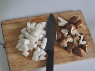 电饭煲萝卜焖饭,白萝卜去皮切小方块，香菇洗干净后也切小块