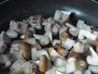 电饭煲萝卜焖饭,萝卜炒软后加入香菇