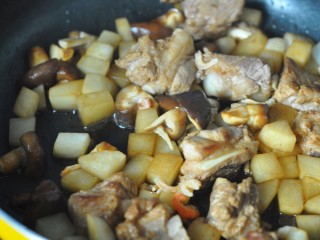 电饭煲萝卜焖饭,调入生抽，老抽和少许盐，放入海米，炒均匀后关火