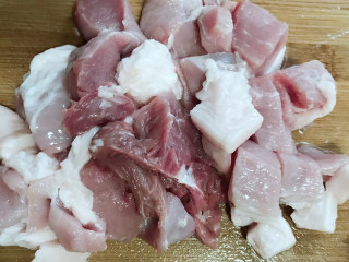 翡翠猪肉白菜饺子,这个时候准备肉馅，猪肉切小块。