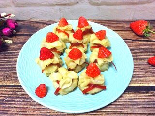 百变水果+香蕉福袋小红帽,装盘，放上切好的草莓尖点缀，