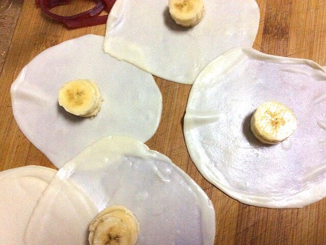 百变水果+香蕉福袋小红帽,一层层揭开铺平，放上香蕉片，每张放3—4片香蕉片