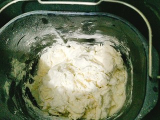 双味饺子-附详细和面、包法,500克的面粉用230克的水在加2克盐和一勺油可以使面筋道又光滑。我不想和面，所以用的面包机，没有面包机的亲可以自己用手揉。