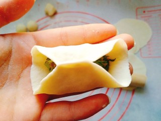 双味饺子-附详细和面、包法,如图，先把中间捏好，馅不要放的太多，中间要留出一圈儿空白。