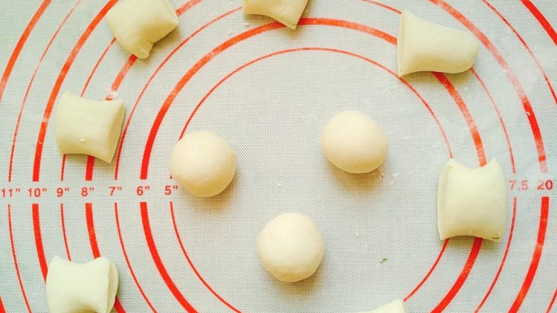 双味饺子-附详细和面、包法,如果修不好剂子的话就用刀切。切成小方块，在揉圆。
