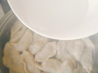 双味饺子-附详细和面、包法,可以看到沉底儿的饺子都浮了起来，水是翻腾的。这时加入小半碗的凉水，然后撤下锅盖直接这么开锅煮着。