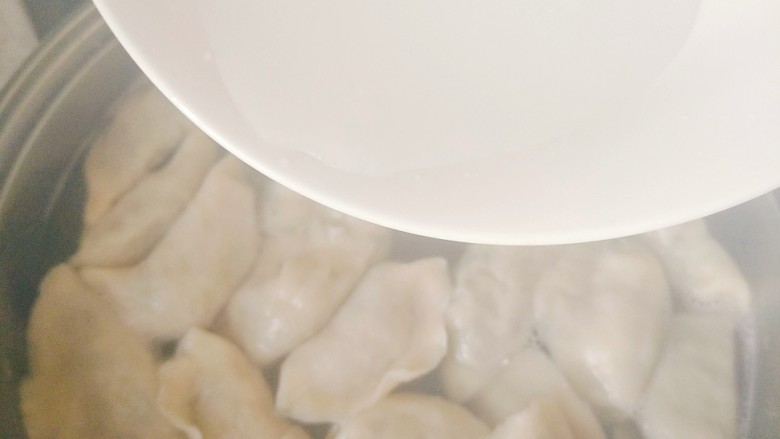 双味饺子-附详细和面、包法,可以看到沉底儿的饺子都浮了起来，水是翻腾的。这时加入小半碗的凉水，然后撤下锅盖直接这么开锅煮着。
