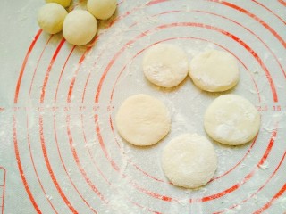 双味饺子-附详细和面、包法,均匀的在剂子上撒面粉，把小圆团按扁。