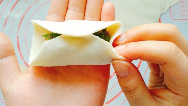 双味饺子-附详细和面、包法,用右手捏上一角。