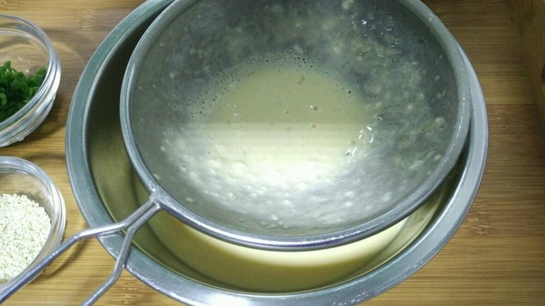 葱香牛奶鸡蛋饼,然后过一遍筛，筛掉一些粉粒蛋絮，这样面糊会比较细腻。