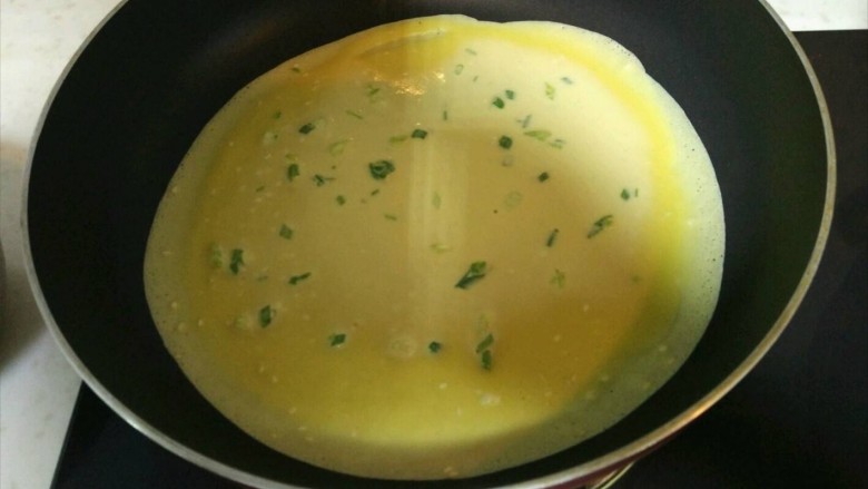 葱香牛奶鸡蛋饼,快速转开摊成圆饼状。