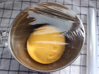 南瓜花卷,和成光滑的面团，盖上保鲜膜放在温暖的地方发酵
