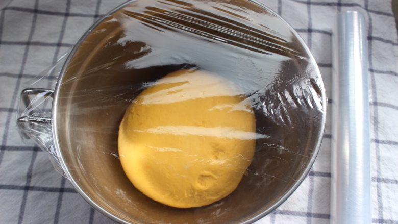 南瓜花卷,和成光滑的面团，盖上保鲜膜放在温暖的地方发酵
