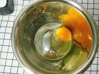 百香果玛德琳,鸡蛋倒入料理盆