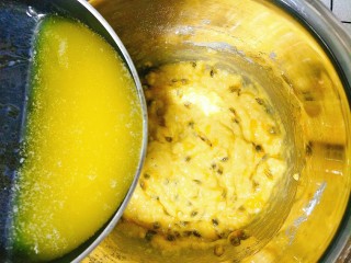 百香果玛德琳,加入晾凉的黄油，搅拌均匀