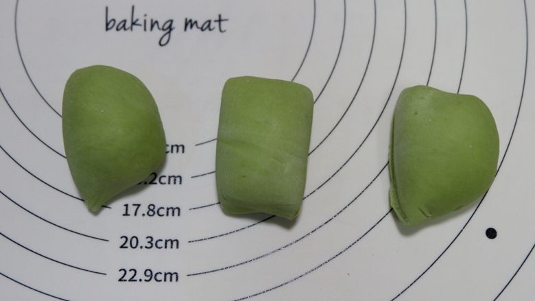 花式馒头—圣诞花环,取出绿色面团，平均分成3份。40g每个。