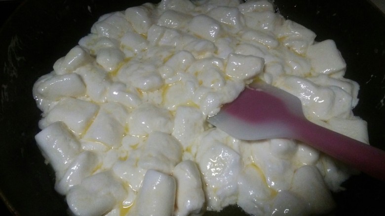 拉丝狂魔牛扎饼,保持小火搅拌，让每一粒棉花糖都裹上黄油，注意别烧焦