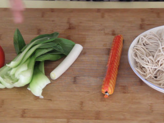家常炒面,首先需要的备料有：面条、火腿肠、葱、青菜、西红柿