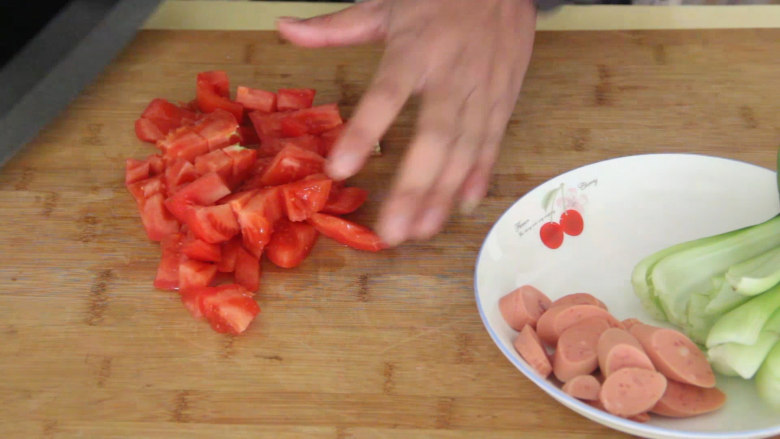 家常炒面,火腿肠也切片，西红柿切丁装盘备用。