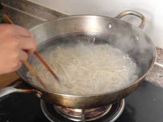 家常炒面,锅烧水，水开后先下面，把面煮至八分熟，没有硬心然后捞出过凉水备用