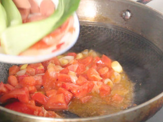 家常炒面,西红柿炒软后下入火腿肠和青菜翻炒