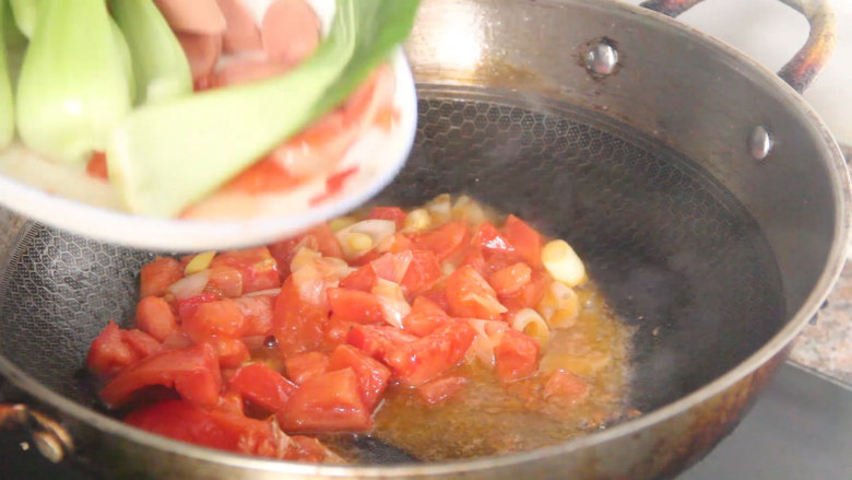 家常炒面,西红柿炒软后下入火腿肠和青菜翻炒