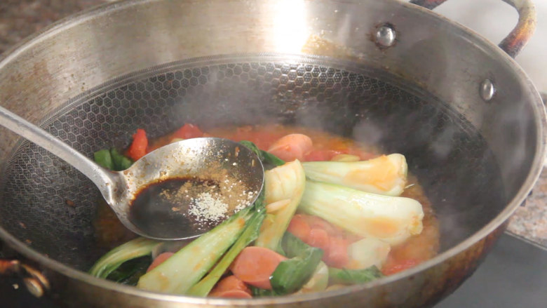 家常炒面,然后加一勺酱油，少量老抽，半勺十三香，一勺盐，半勺鸡精翻炒均匀。