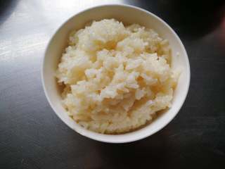 翡翠烧麦,糯米提前泡2个小时左右，用电饭煲按普通米饭的加水量蒸成糯米饭(我加的水有点多了，米饭有点湿)泡过的吃起来比较软糯，不泡的比较有嚼劲。