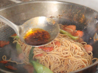 家常炒面,喜欢吃辣椒的可以再加点辣椒油翻炒均匀即可出锅。