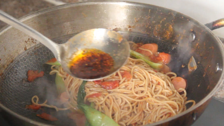 家常炒面,喜欢吃辣椒的可以再加点辣椒油翻炒均匀即可出锅。
