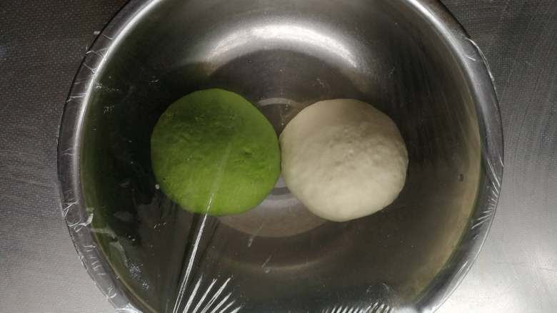 翡翠烧麦,白色、绿色面团分别加水和菠菜汁揉成光滑的面团，盖保鲜膜醒20分钟左右。