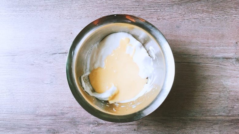 超软弹的舒芙蕾松饼,拌匀的蛋黄糊放到剩下的2/3蛋白霜中