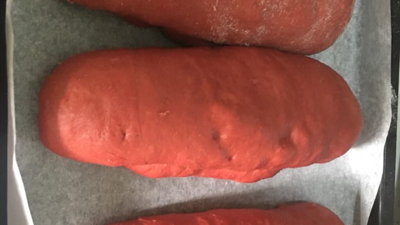 红丝绒麻薯软欧包,面包二次发酵至两倍大小时