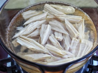 黄瓜腐竹拌花生米,锅中烧开水放入腐竹焯煮一分钟，捞出过凉水挤干水分