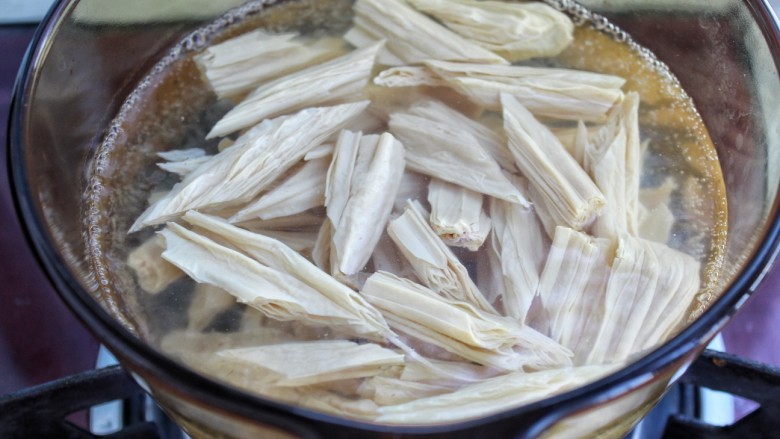 黄瓜腐竹拌花生米,锅中烧开水放入腐竹焯煮一分钟，捞出过凉水挤干水分