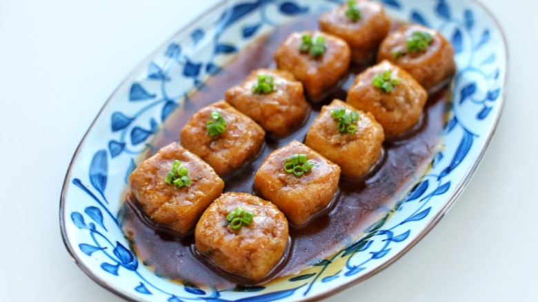 酿豆腐——金玉满堂,淋到豆腐上，可以放适量葱花作为点缀