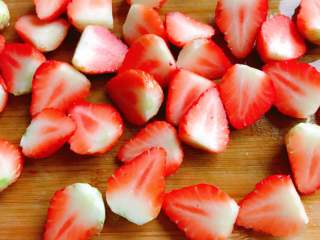 草莓糖浆&草莓果酱,将草莓洗干净，去缔，然后对半切开。