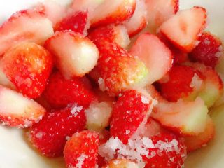 草莓糖浆&草莓果酱,在锅中倒入150g糖。使糖均匀的附着在草莓上。